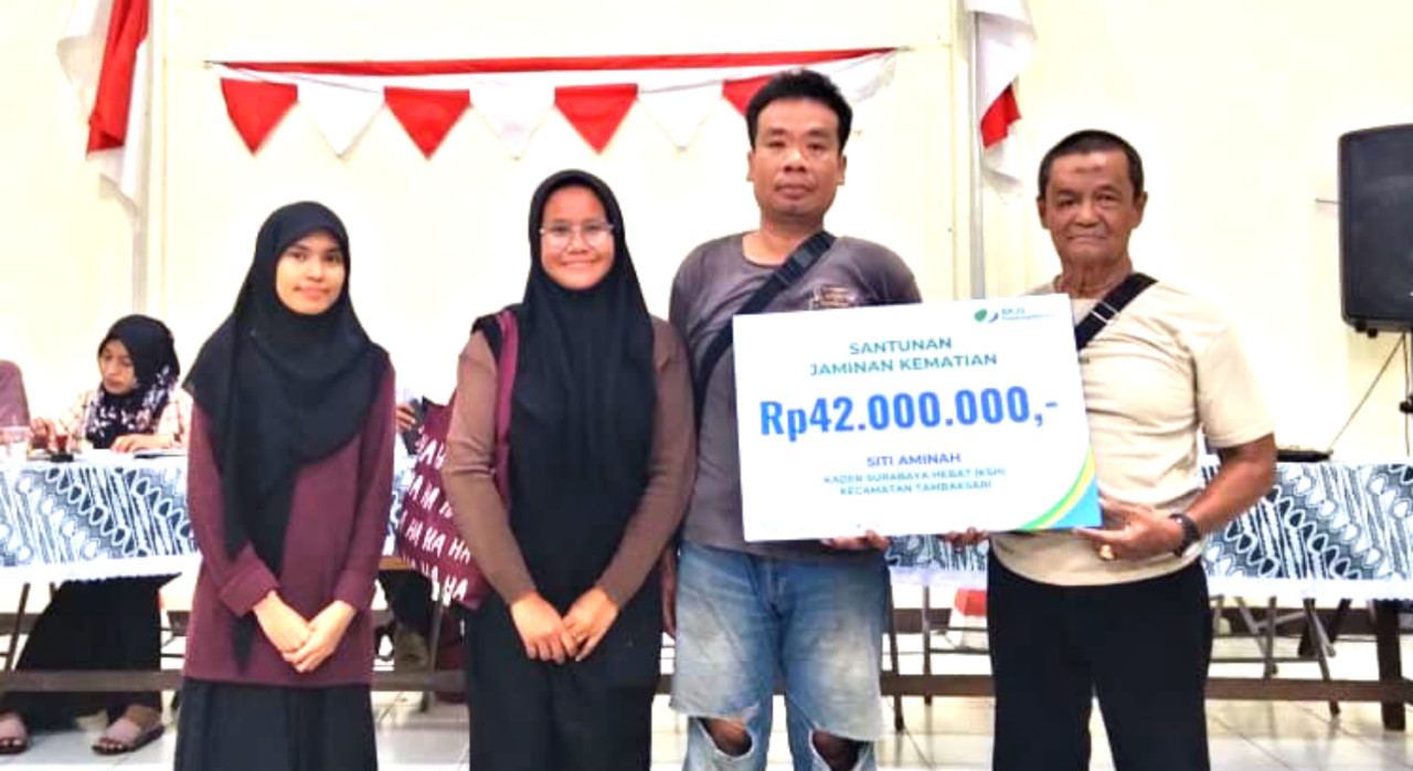 Ahli waris Kader Surabaya Hebat di RW 05 Pacar Kembang, menerima santunan kematian dari BPJS Ketenagakerjaan. (Foto: Ali Masduki/jatimnow.com)