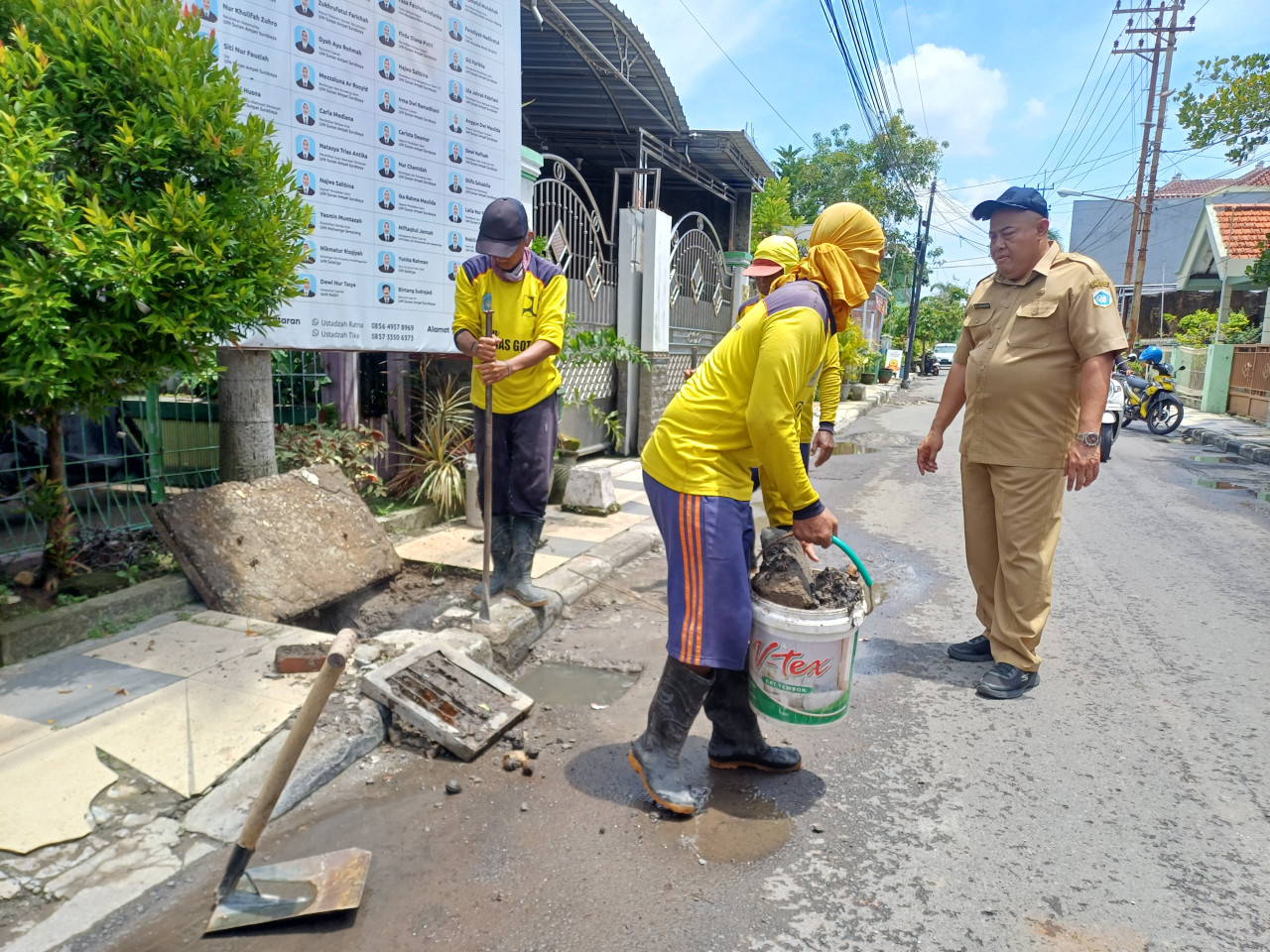 Foto: Kadis Perkim saat meninjau pengerukan saluran drainase di Jl. Andawangi, Kelurahan Tlogoanyar, Lamongan. (Adyad Ammy Iffansah/jatimnow.com)