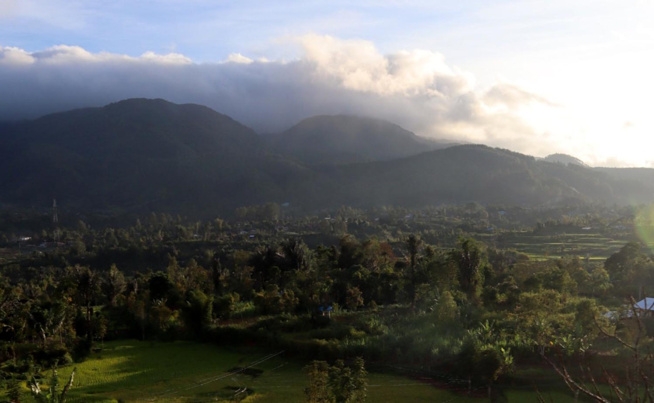 Hamparan sawah hijau dikelilingi perbukitan menjadi lanskap khas Kampung Berseri Astra Tabek Talang Babungo di Kabupaten Solok, Sumatra Barat yang juga menjadi daya tarik agrowisata yang dikelola secara mandiri oleh masyarakat. (Foto: Astra for JatimNow.com)