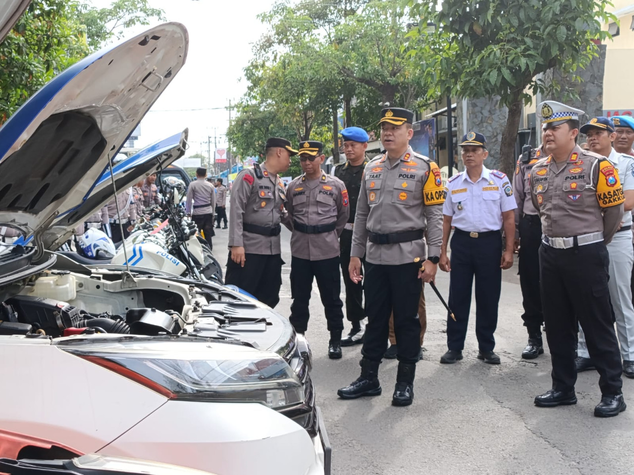 Foto: Kapolres Tulungagung, AKBP M Taat Resdi memeriksa kesiapan personel. (Bramanta/jatimnow.com)
