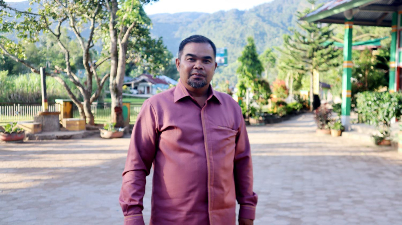 Tokoh Penggerak Kampung Berseri Astra Tabek Talang Babungo, Kasri Satra, sebagai motor penggerak desanya untuk tumbuh sebagai kampung wisata budaya dan edukasi dengan ajakan kepada warganya untuk menjaga alam, melestarikan tradisi, sekaligus membuka peluang ekonomi yang melibatkan banyak keluarga. (Foto: Astra for JatimNow.com)