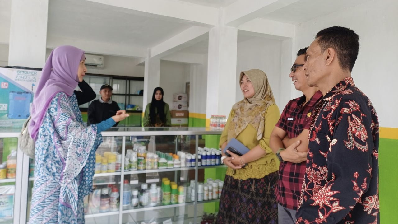 Survei Kementerian Koperasi dan UKM RI di Gerai KDMP Desa Kramat, Kecamatan/Kabupaten Lamongan. (Foto: Adyad Ammy Iffansah/jatimnow.com)