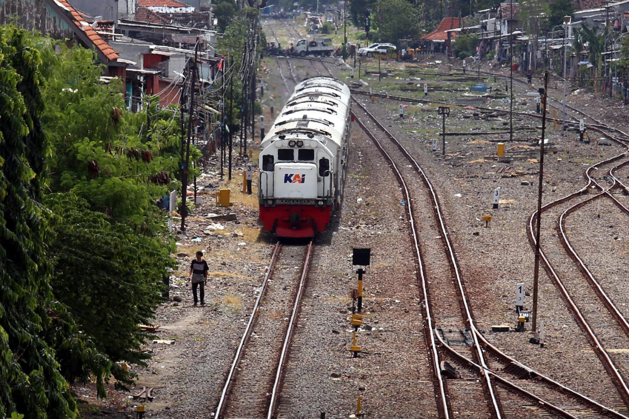 Kereta Api melaju menuju Stasiun Surabaya Gubeng beberapa waktu lalu. (Foto: Ali Masduki/jatimnow.com)