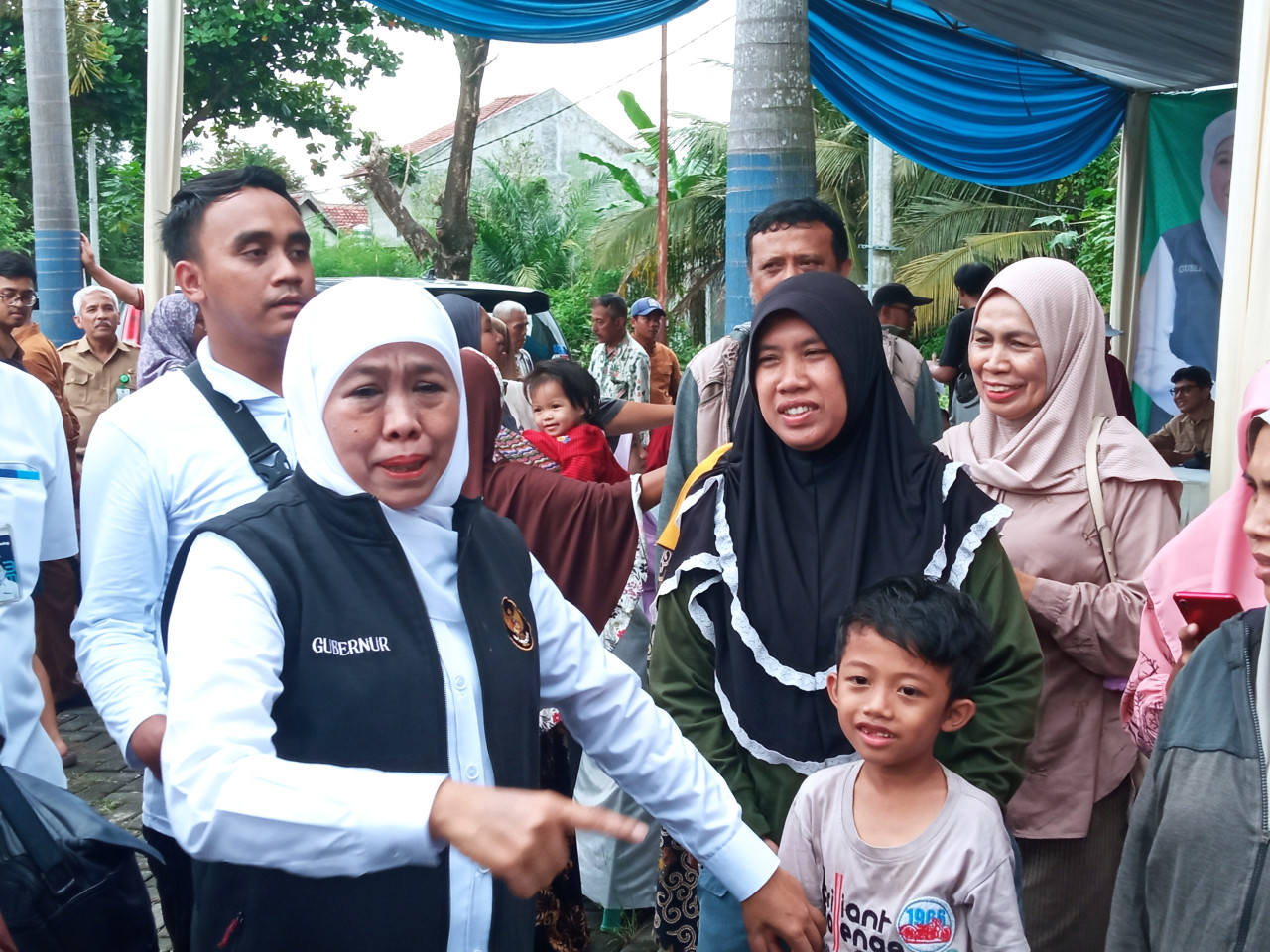 FotoL Gubernur Jawa Timur, Khofifah Indar Parawansa usai meninjau pasar murah di Jember. (Sugianto/jatimnow.com)