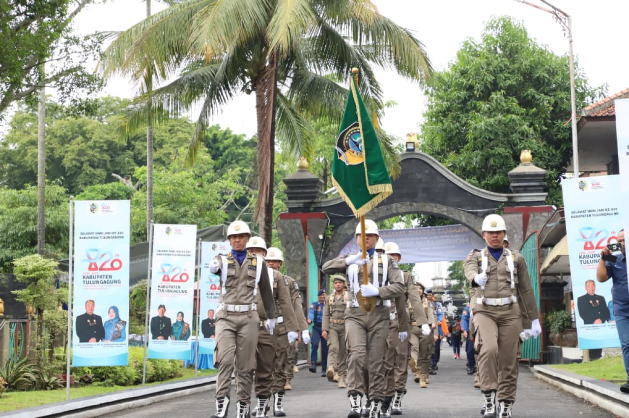 Foto: Kirab Pataka milik Pemkab Tulungagung. (Bramanta/jatimnow.com)