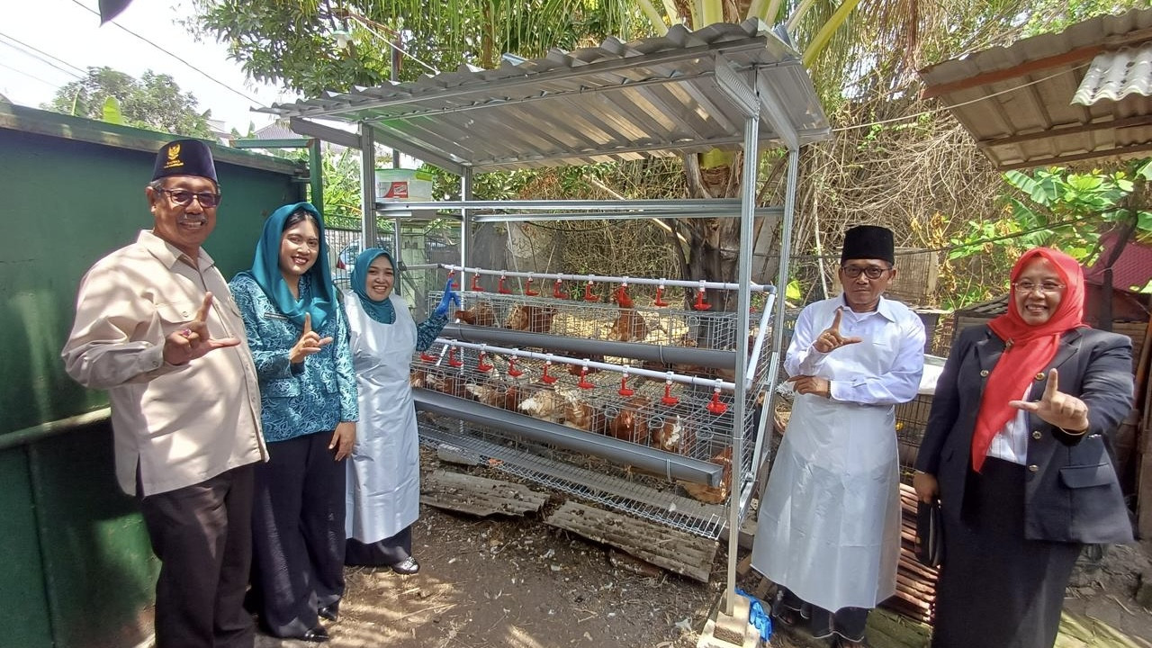 Penyaluran bantuan ayam petelur kepada Panti Asuhan Ar-Rasyid Lamongan. (Foto : Adyad Ammy Iffansah/jatimnow.com).