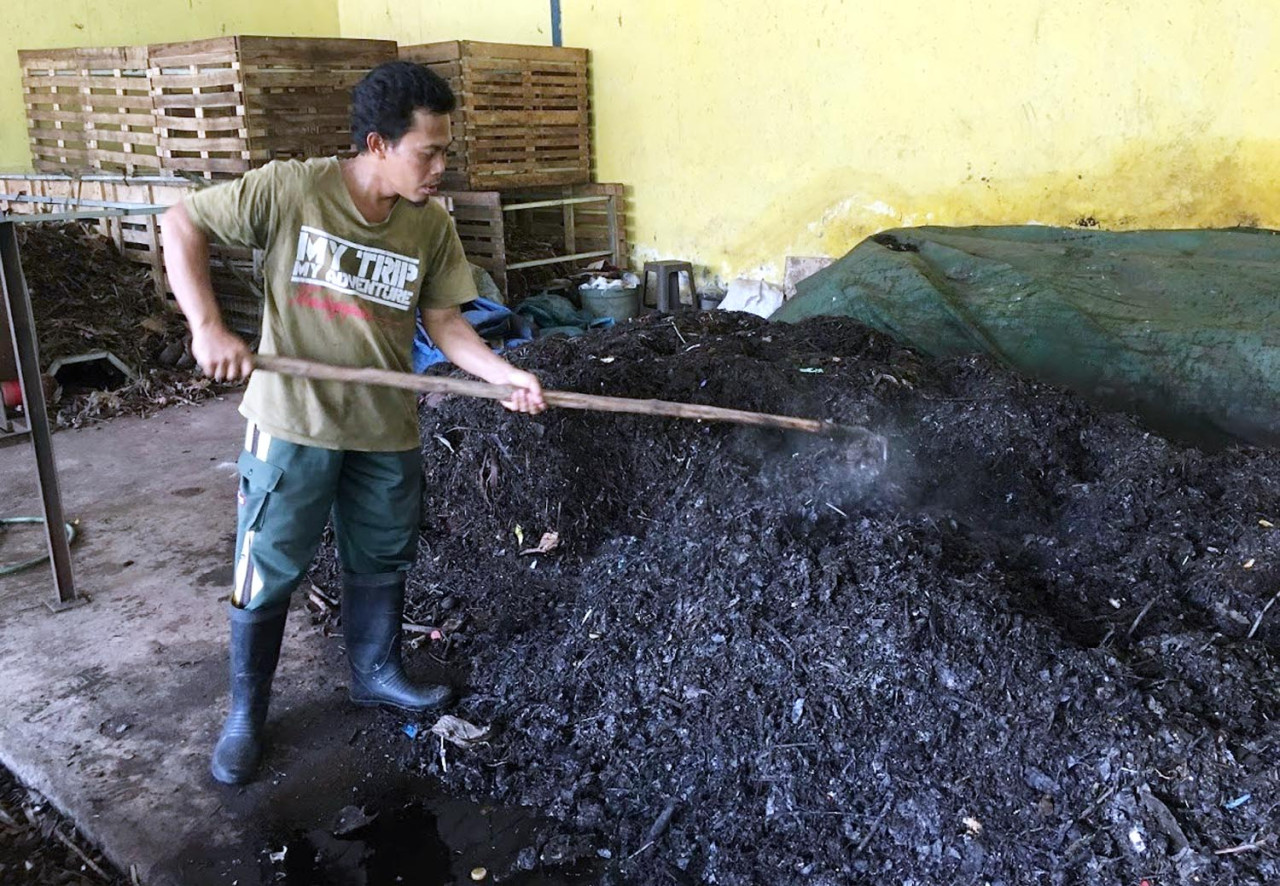 Achmad Taufik, kuli bangunan Gresik sukses jadi pengusaha kompos organik. (Foto: Ecoton for JatimNow.com)