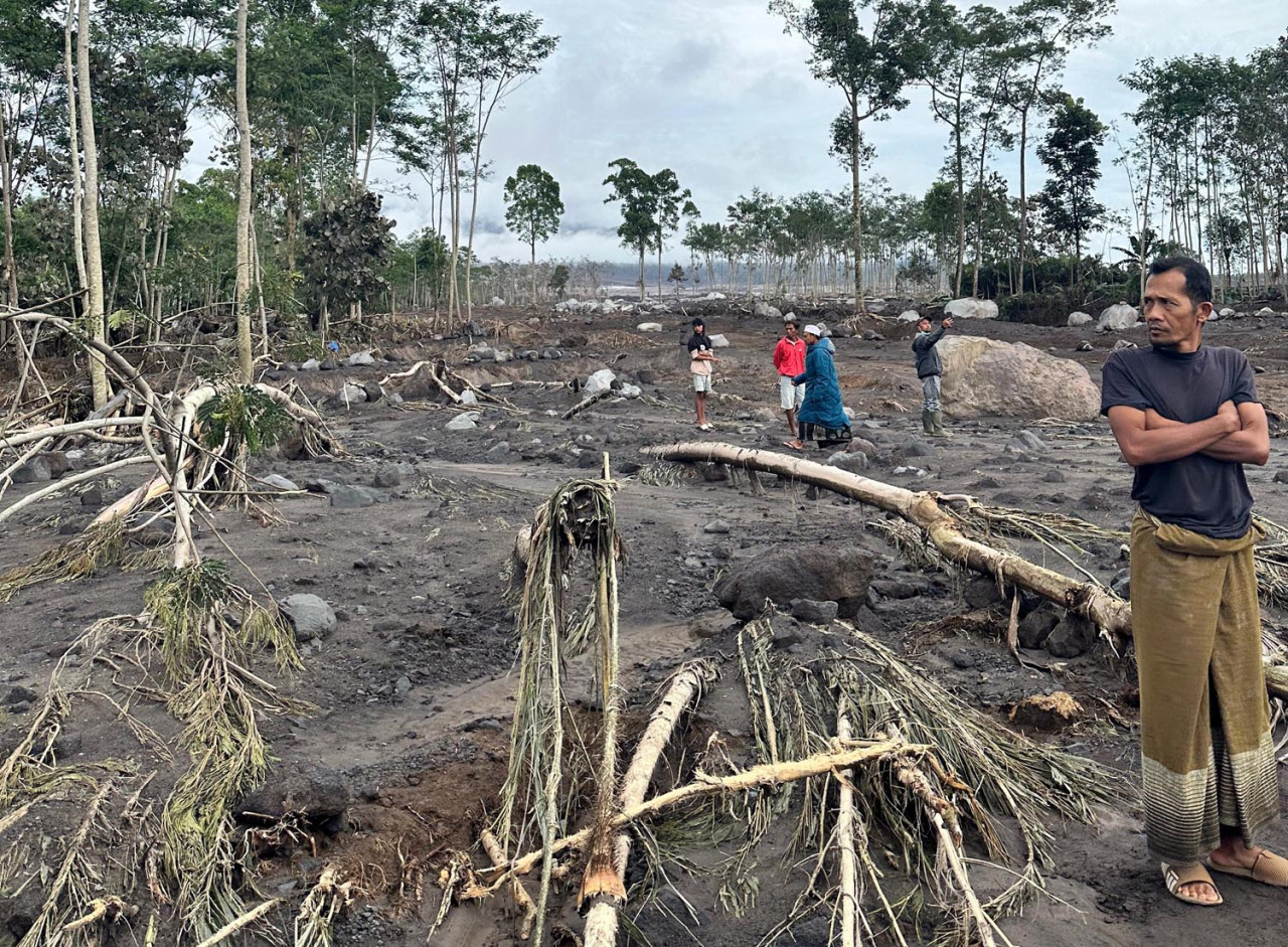 Warga berada di permukiman yang sudah ludes tersapu lahar Gunung Semeru, pada Kamis (20/11/2025). (Foto: Bayu Deny for JatimNow.com)