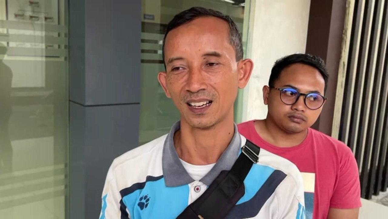 Foto: Eko saat melaporkan penganiayaan ke Polres Trenggalek. (Bramanta/jatimnow.com)