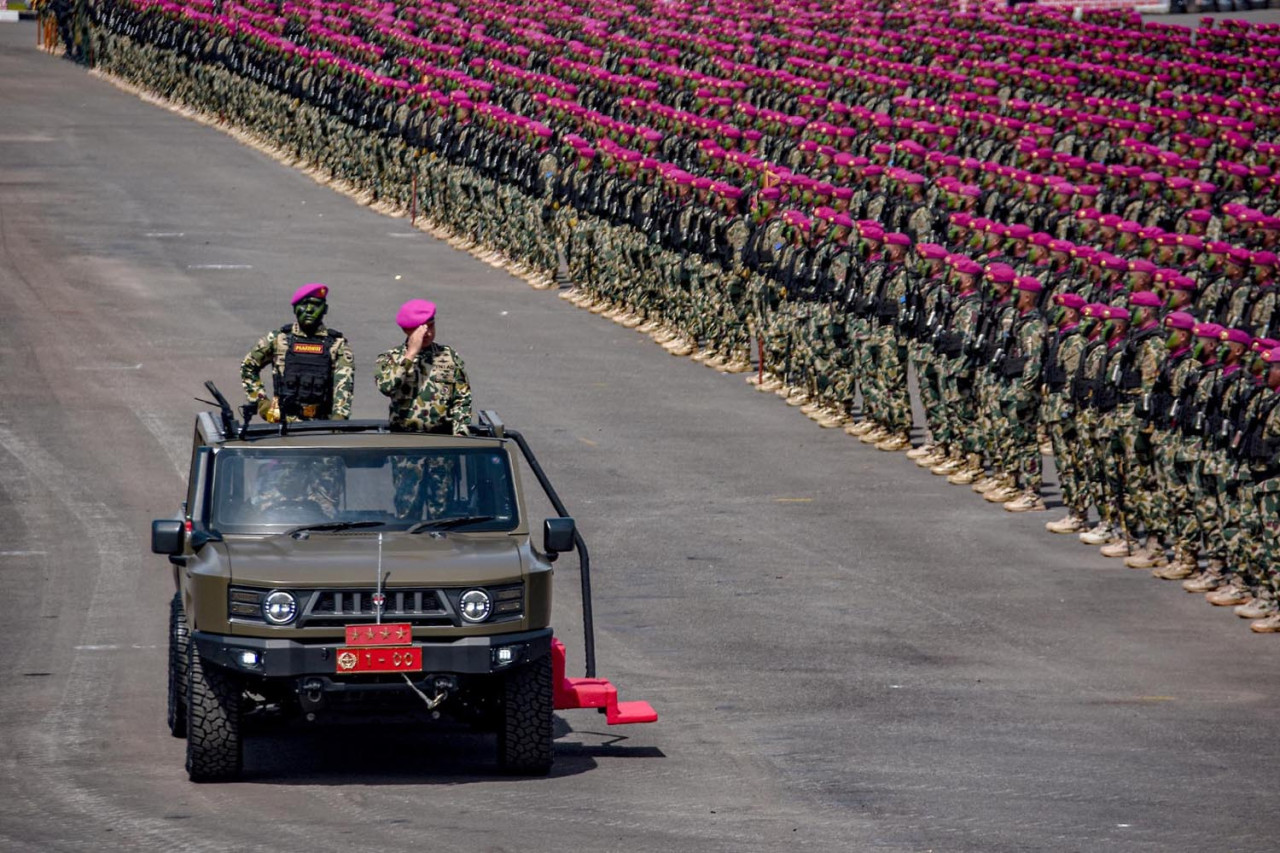 Panglima TNI Jenderal TNI Agus Subiyanto, melakukan inspeksi pasukan Korps Marinir pada Upacara Peringatan HUT ke-80 Korps Marinir di Jakarta, Senin (17/11/2025). Upacara ini menjadi bukti komitmen Korps Marinir dalam menjaga kedaulatan negara.