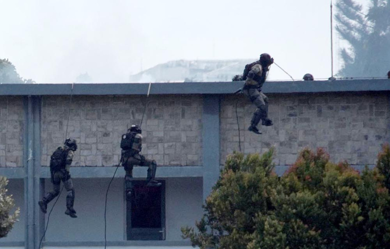 Prajurit Korps Marinir melakukan tembakan salvo sebagai bagian dari demonstrasi kemampuan pada Upacara Peringatan HUT ke-80 Korps Marinir di Jakarta, Senin (17/11/2025). Demonstrasi ini menunjukkan kesiapan tempur Korps Marinir dalam menjaga kedaulatan NKRI. (Foto: Ainul Yakin for JatimNow.com)