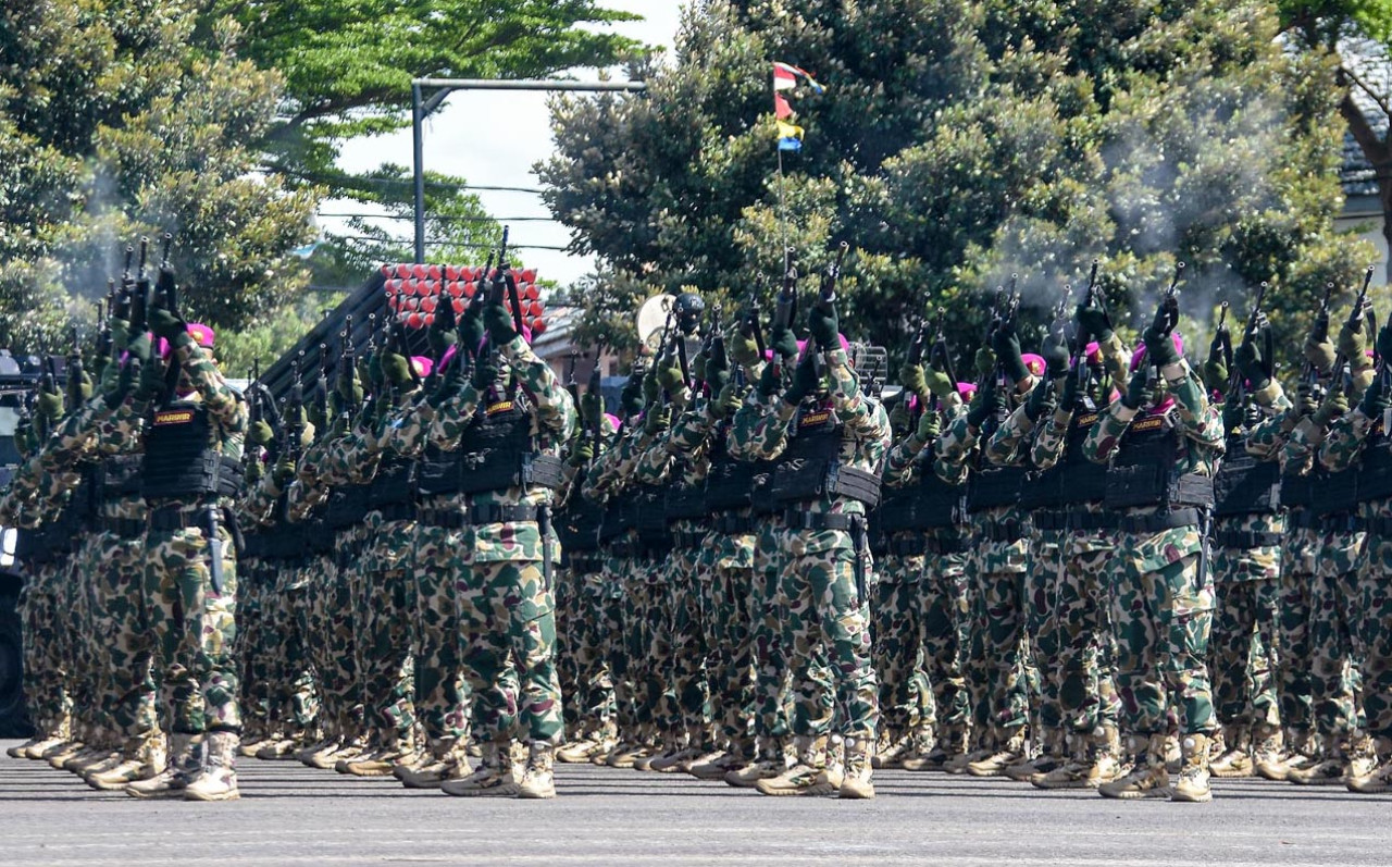Prajurit Korps Marinir melakukan tembakan salvo sebagai bagian dari demonstrasi kemampuan pada Upacara Peringatan HUT ke-80 Korps Marinir di Jakarta, Senin (17/11/2025). Demonstrasi ini menunjukkan kesiapan tempur Korps Marinir dalam menjaga kedaulatan NKRI.