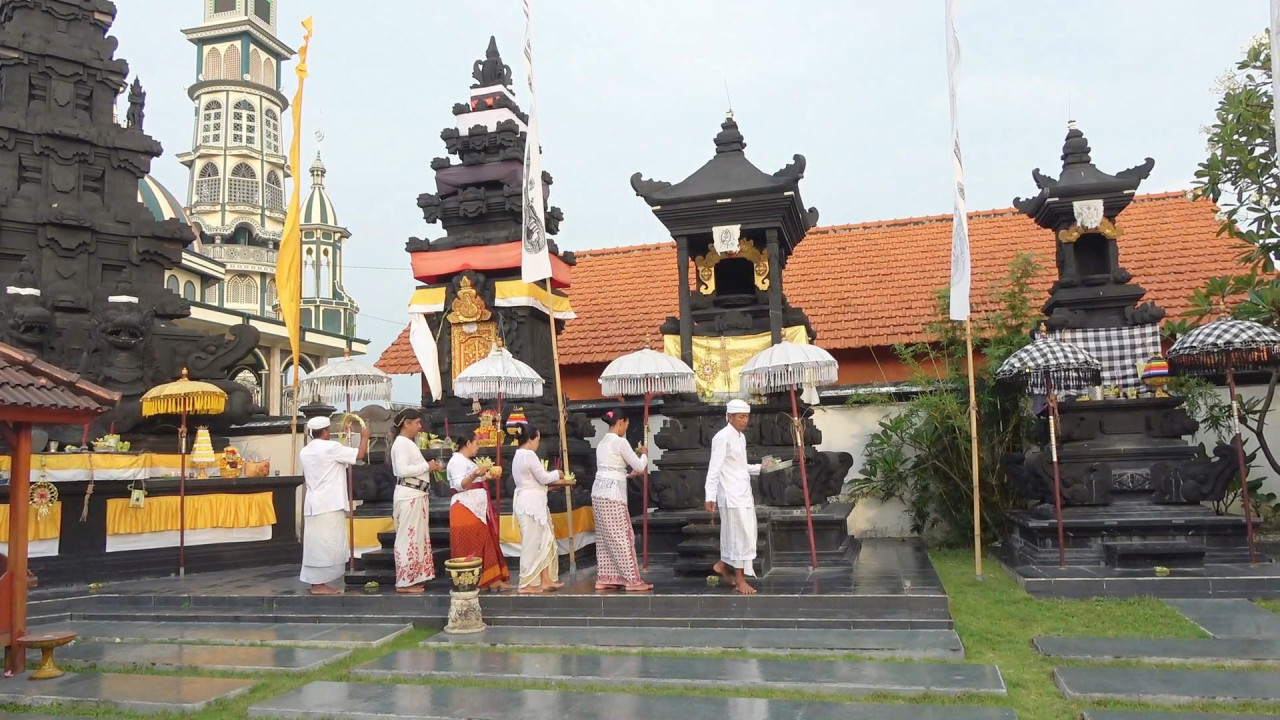 Umat Hindu Desa Balun, Lamongan saat merayakan Hari Raya Kuningan. (Foto: Adyad Ammy Iffansah/jatimnow.com).