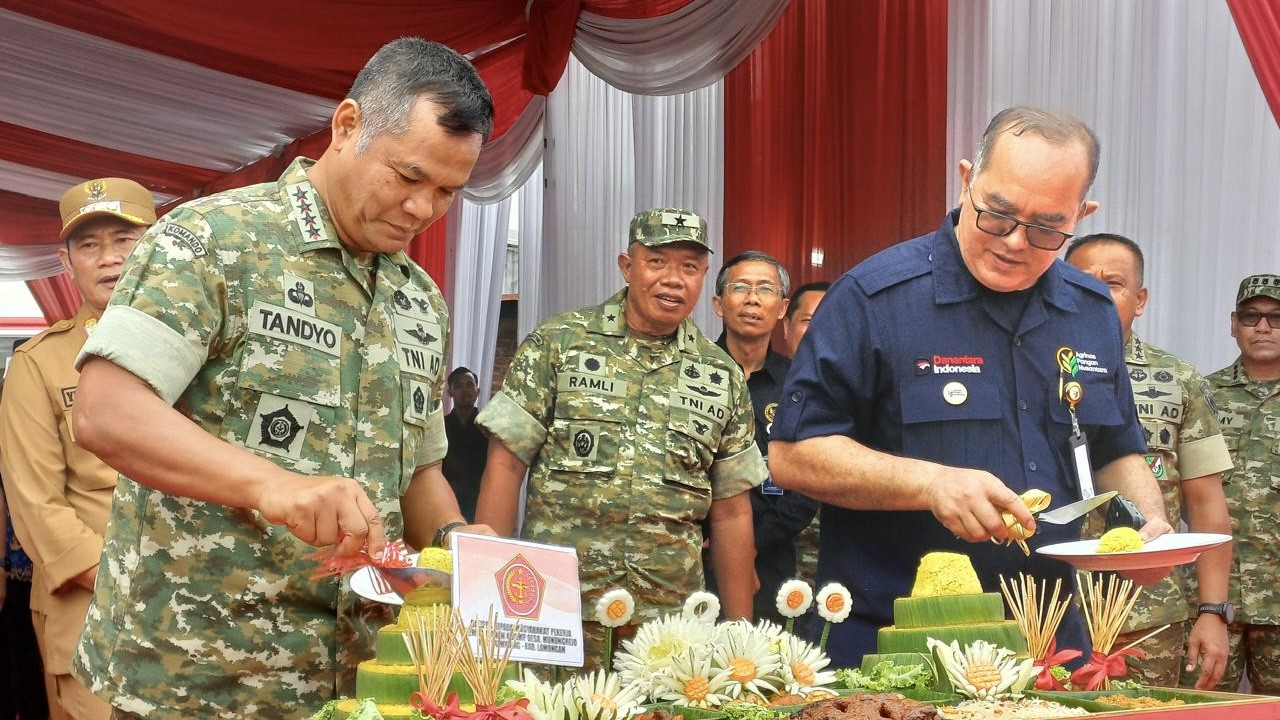 Wakil Panglima TNI, Jendral Tandyo Budi Revita (Kiri) saat memotong tumpeng tanda dibangunanya KDMP Munungrejo, Ngimbang, Lamongan. (Foto: Adyad Ammy Iffansah/jatimnow.com)