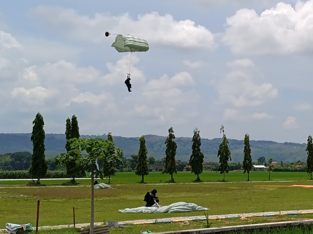Foto: Prajurit TNI AU saat melakukan latihan  terjun payung di Tulungagung. (Bramanta/jatimnow.com)