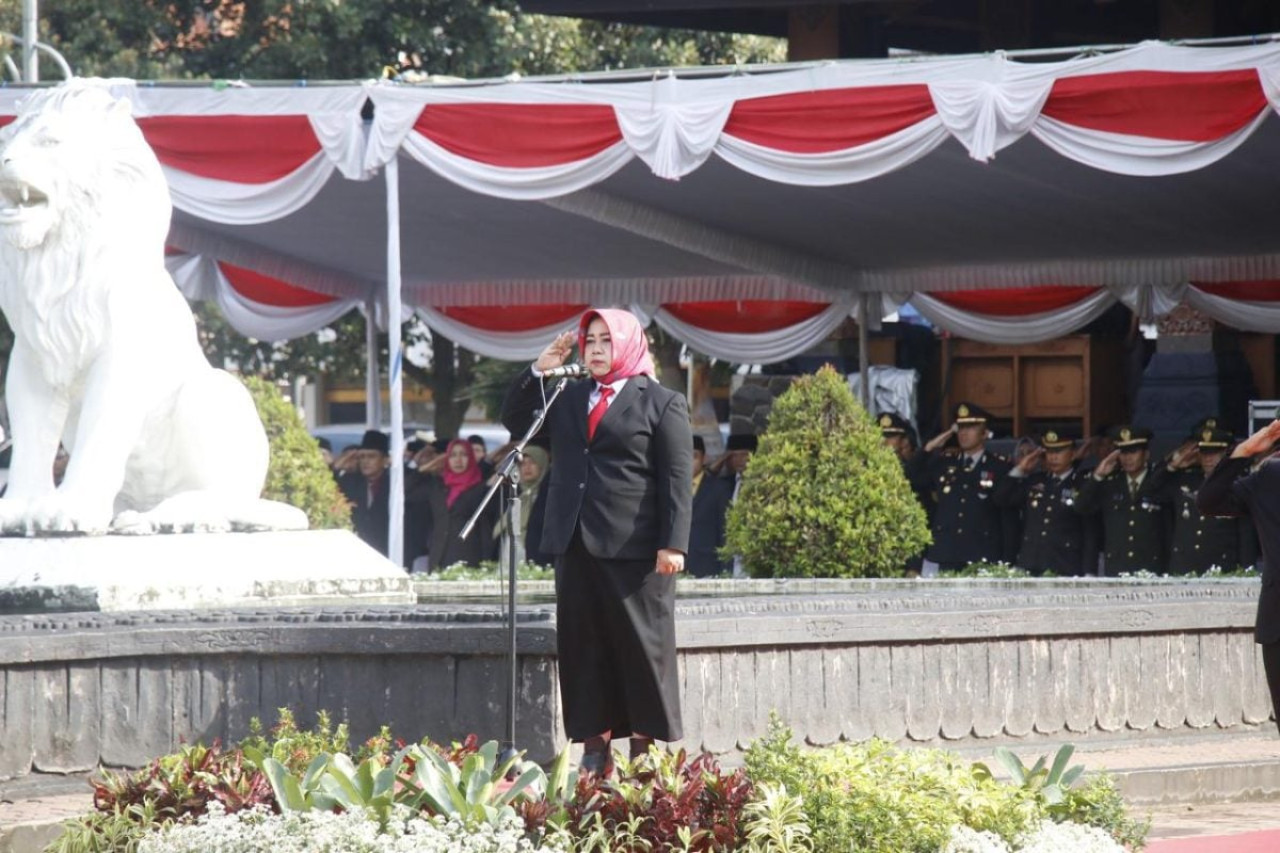 Foto: Plt Bupati Ponorogo, Lisdyarita saat memimpin upacara. (Bramanta/jatimnow.com)