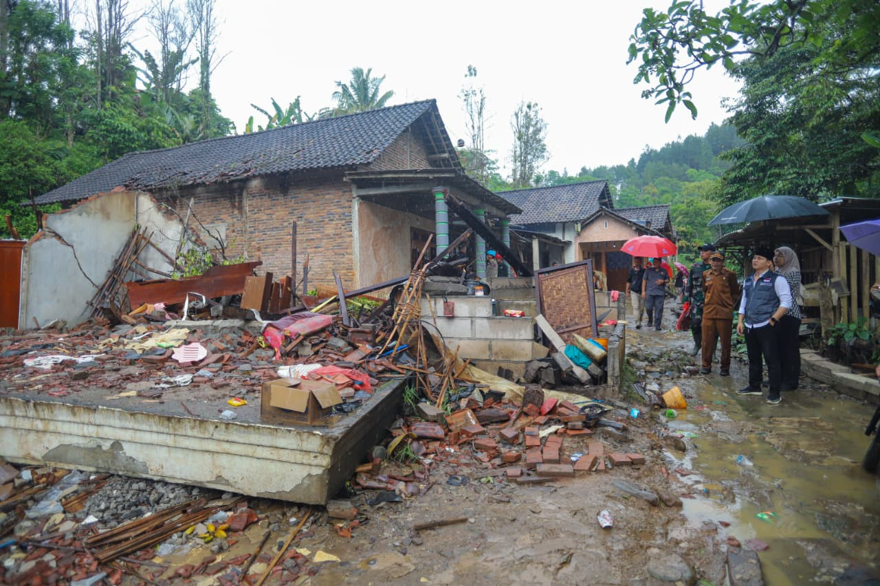 Foto: Bupati Trenggalek Mochamad Nur Arifin saat meninjau lokasi longsor. (Prokopim Trenggalek/jatimnow.com)