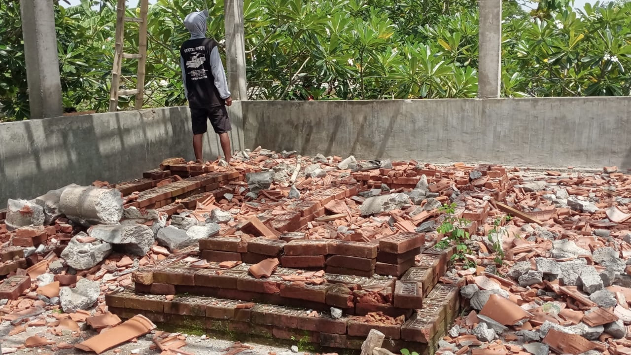 Pembongkaran makam palsu di Dusun Rangka, Desa Ngujungrejo, Kecamatan Turi, Lamongan. (Foto: Adyad Ammy Iffansah/jatimnow.com)