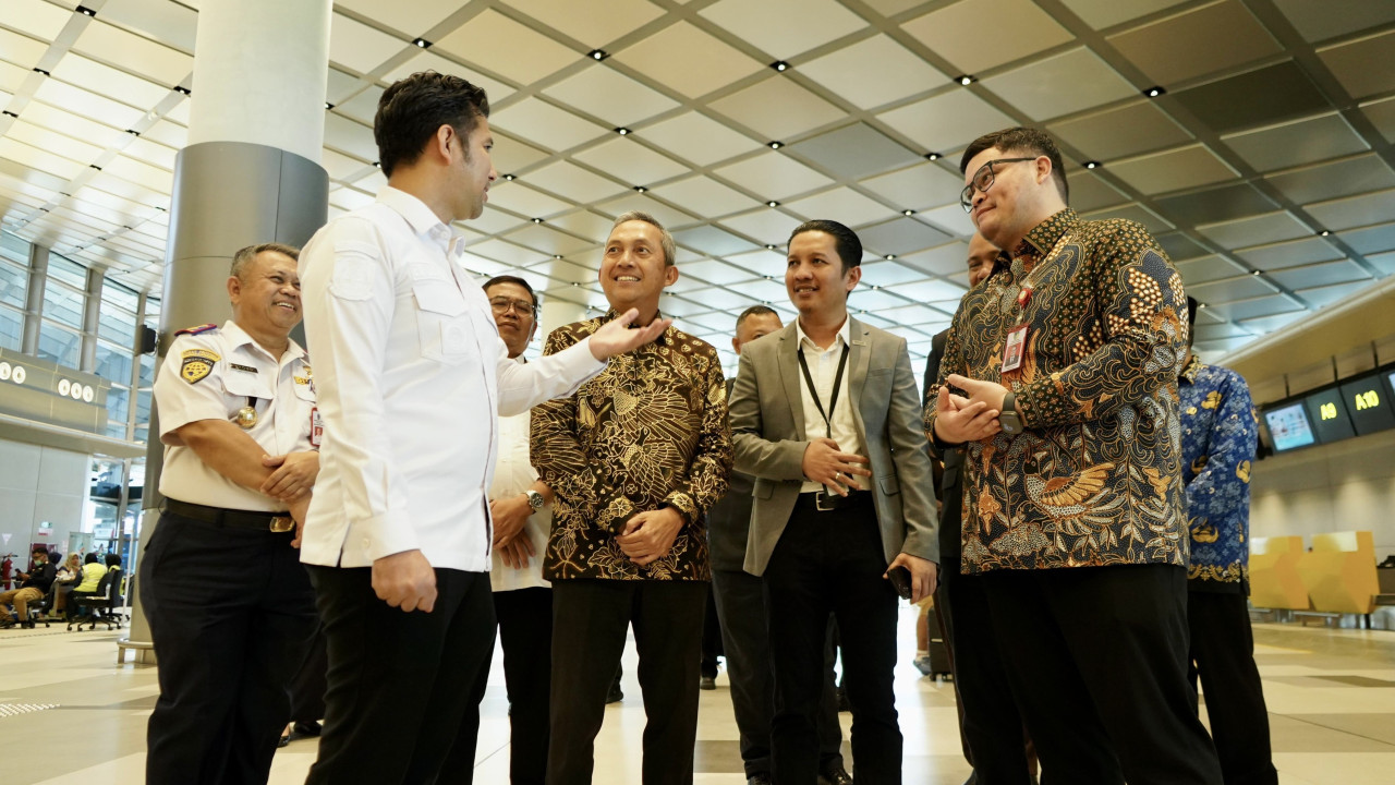 Mas Dhito dalam penerbangan perdana Super Air Jet Jakarta-Kediri di Bandara Dhoho. (Foto: Pemkab Kediri/jatimnow.com)