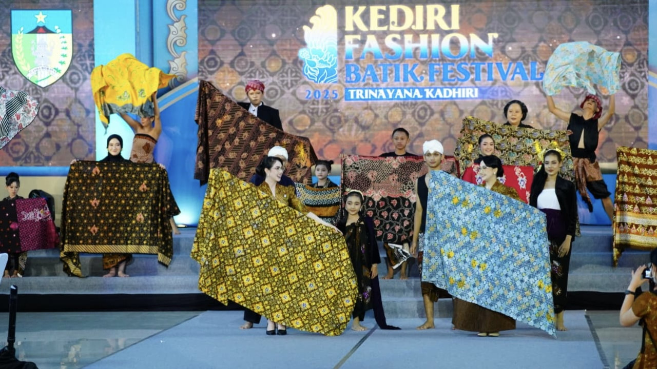 Dekranasda kenalkan batik Trinayana. (Foto: Pemkab Kediri/jatimnow.com)