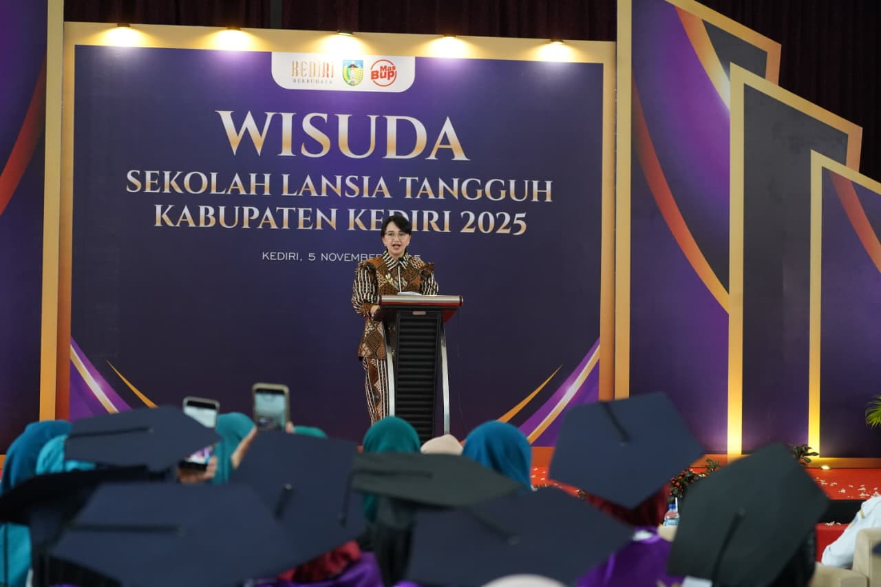 Mbak Cicha dalam wisuda Sekolah Lansia Tangguh. (Foto: Pemkab Kediri/jatimnow.com)