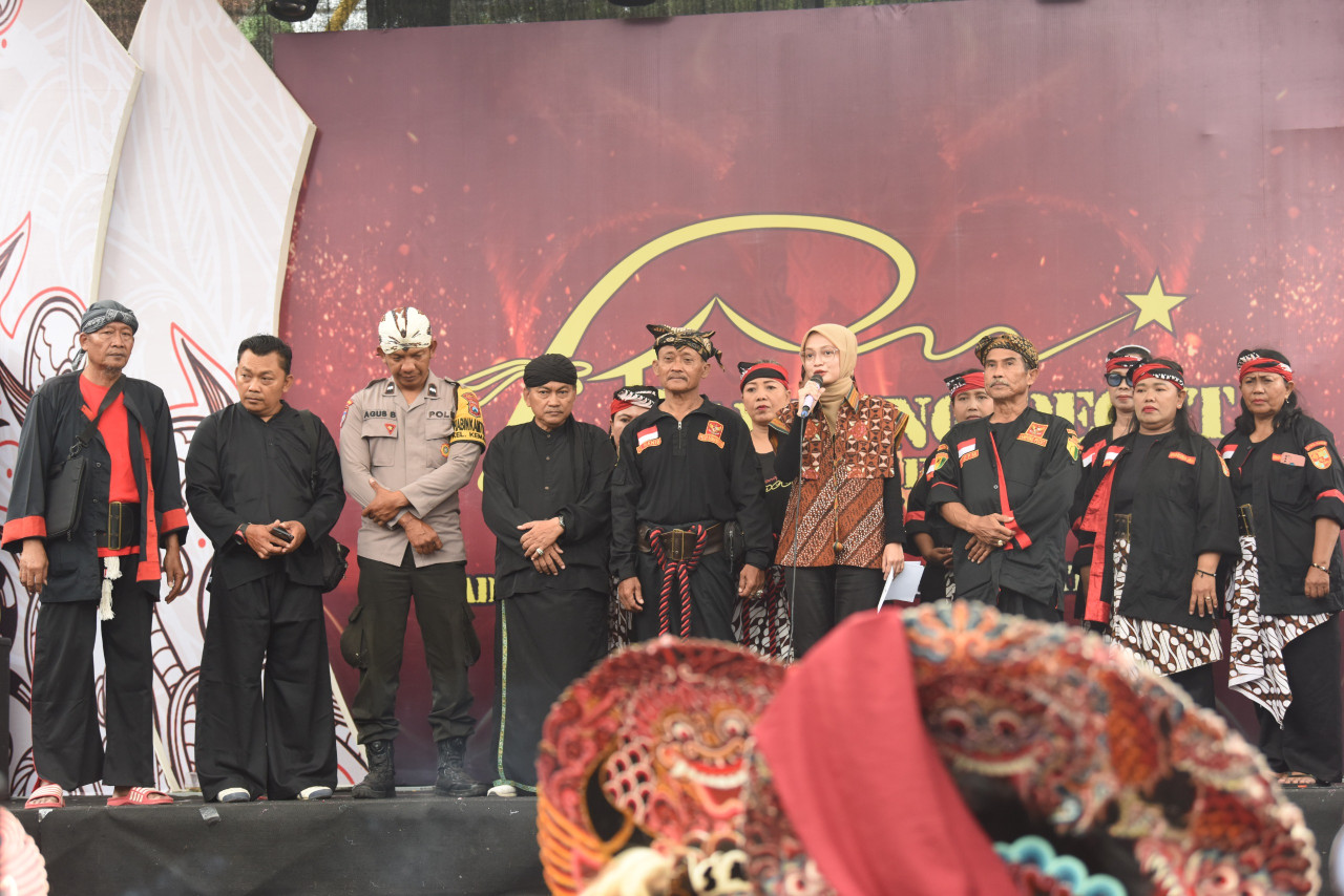 Foto: Wali Kota Kediri Vinanda Prameswati saat membuka festival kampung pecut. (Prokopim/jatimnow.com)
