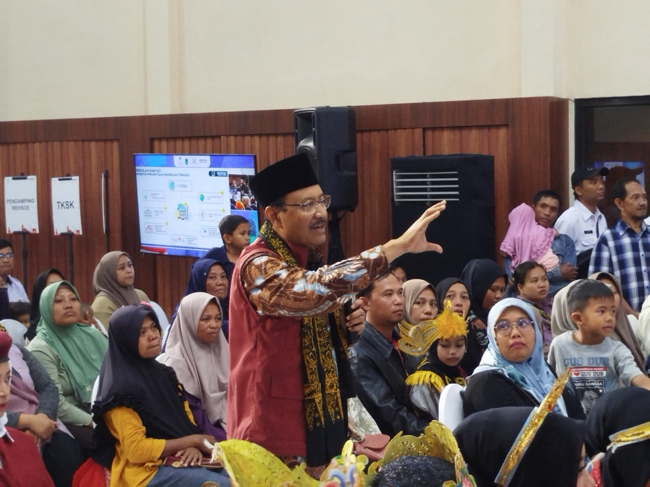 Foto: Mensos Saifullah Yusuf saat mengunjungi sekolah rakyat di UPT Balai Latihan Kerja Provinsi Jatim di Singosari Malang (Aris/ jatimnow)