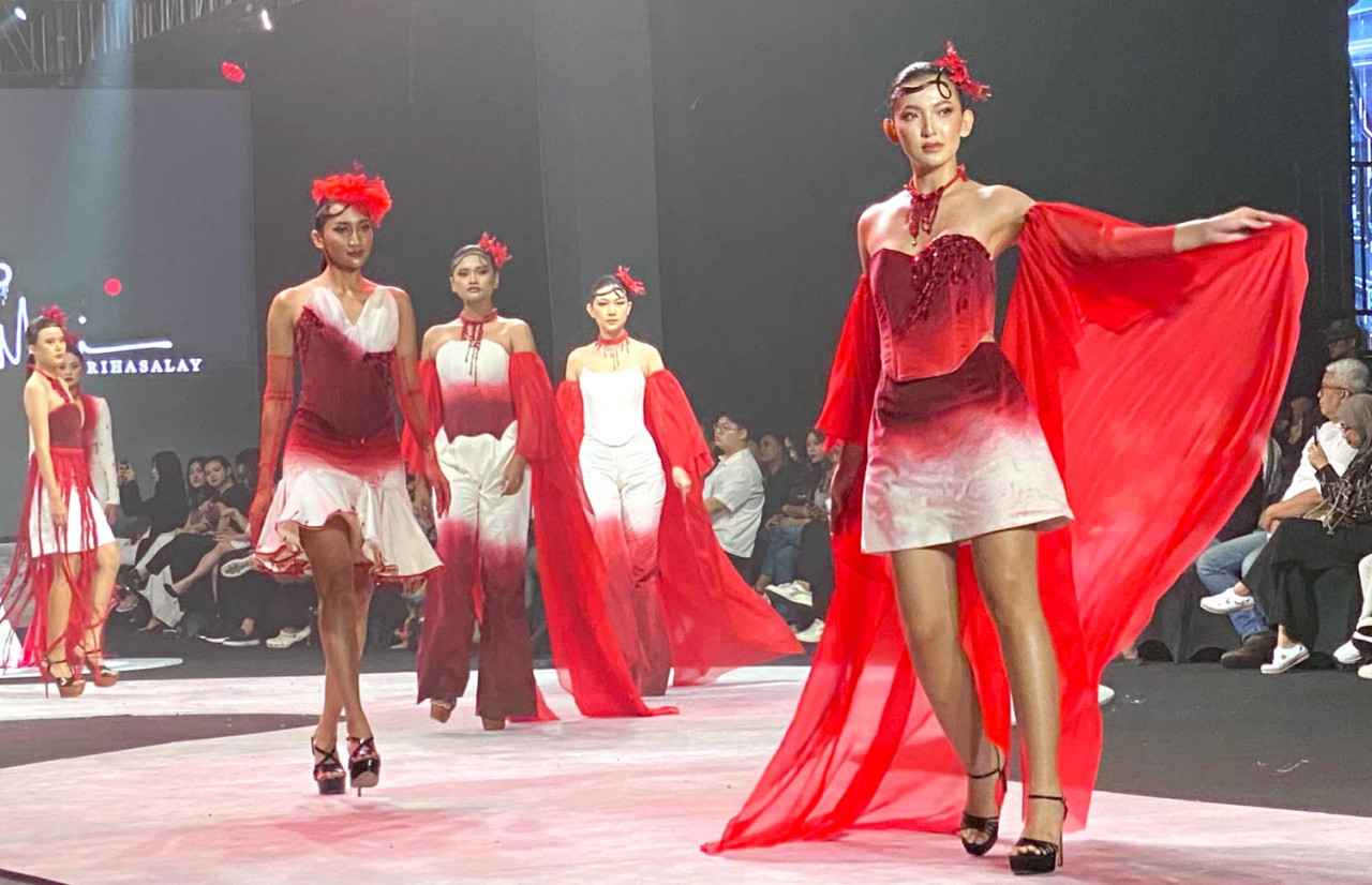Model memperagakan koleksi "Blood" karya desainer Migi Rihasalay dalam pagelaran busana Surabaya Fashion Parade (SFP) 2025. (Foto: Ali Masduki/jatimnow.com)