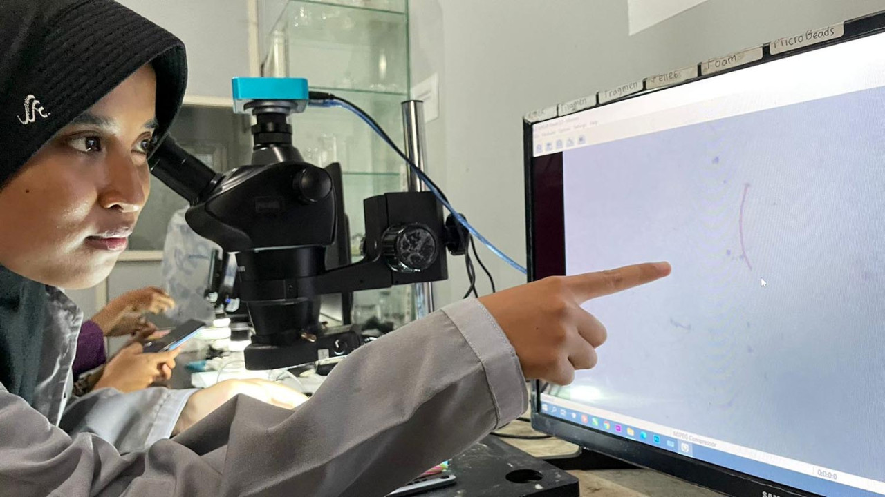 Penelitian mikroplastik dalam air Hujan melibatkan 6 orang peneliti untuk pengamatan fisik mikroplastik dan uji polimer. (Foto: Ecoton for JatimNow.com)