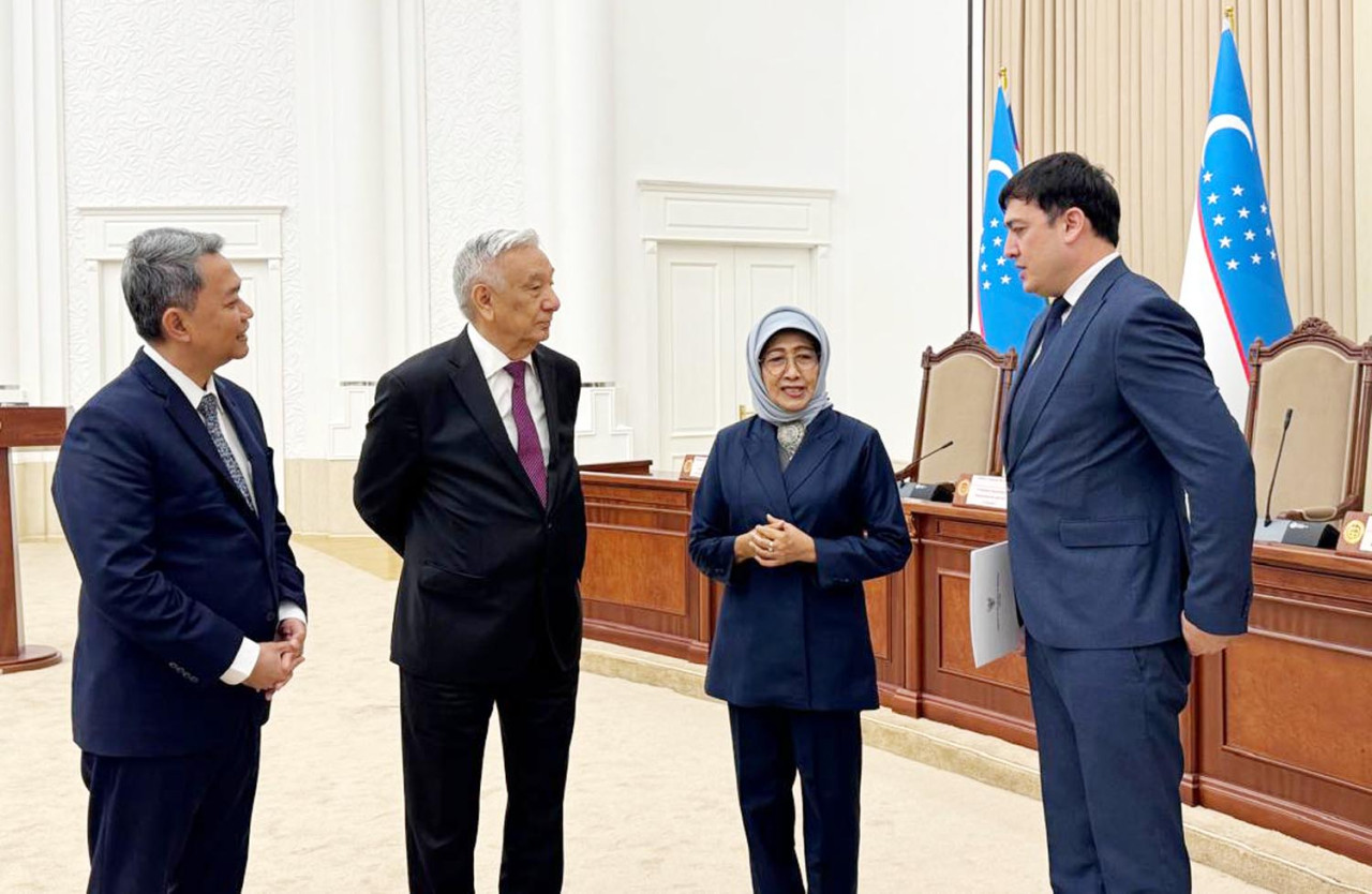 Dari kanan, Sekjen Mahkamah Konstitusi RI, Heru Setiawan, Ketua MK Republik Uzbekistan, YM Mr. Mirzo Ukugbek Abdusalomov, Dubes RI untuk Uzbekistan, Y.M. Siti Ruhaini Dzuhayatin, dan penerjemah KBRI Tashkent. (Foto: MK RI for JatimNow.com)