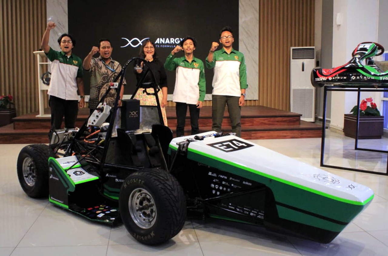 Peluncuran mobil Anargya Formula EV Mark 5.0 di ITS Surabaya. (Foto: Humas ITS/jatimnow.com)