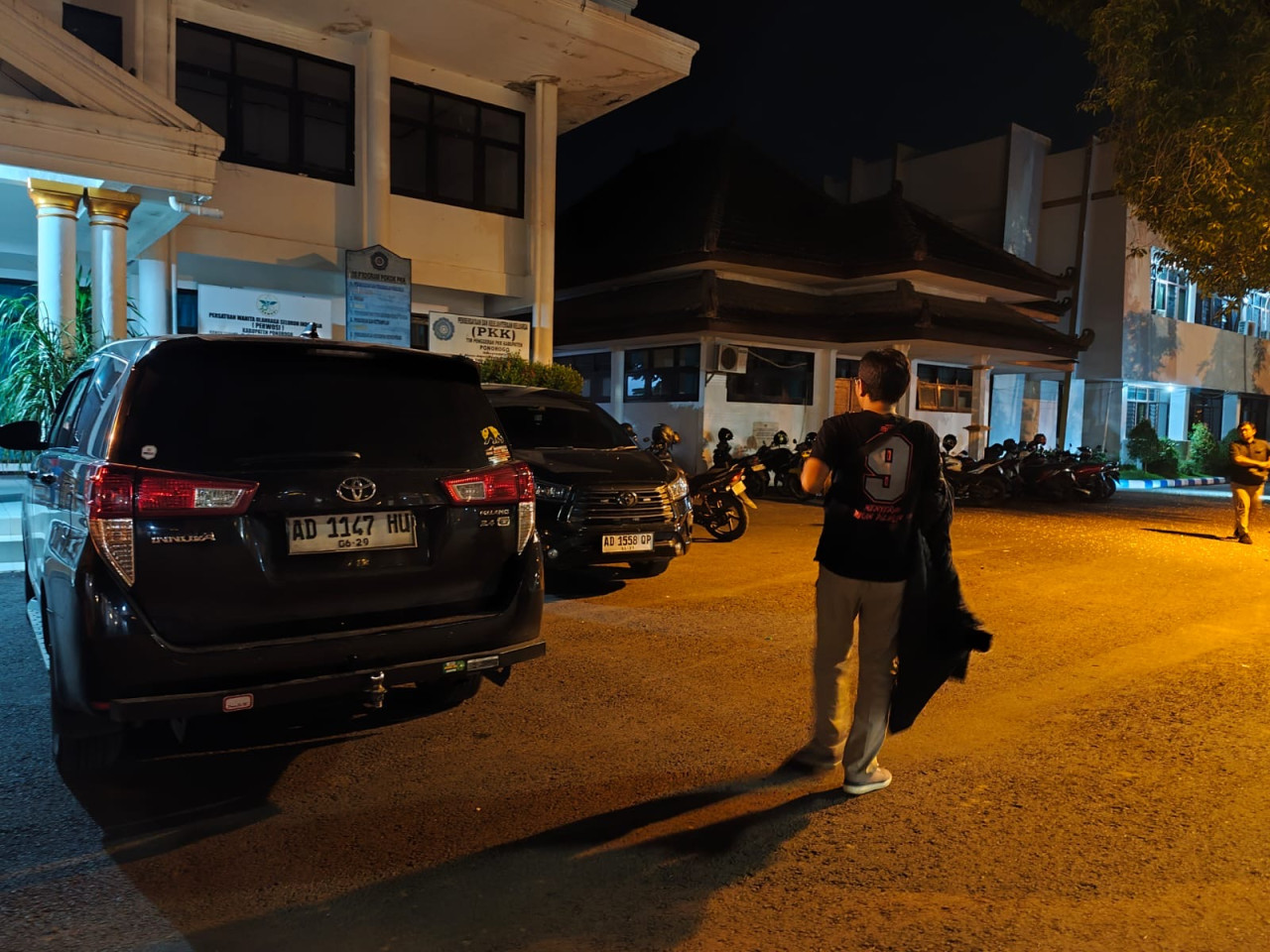 OTT KPK di Ponorogo, 2 Mobil Hitam Masuk Rumah Dinas Bupati