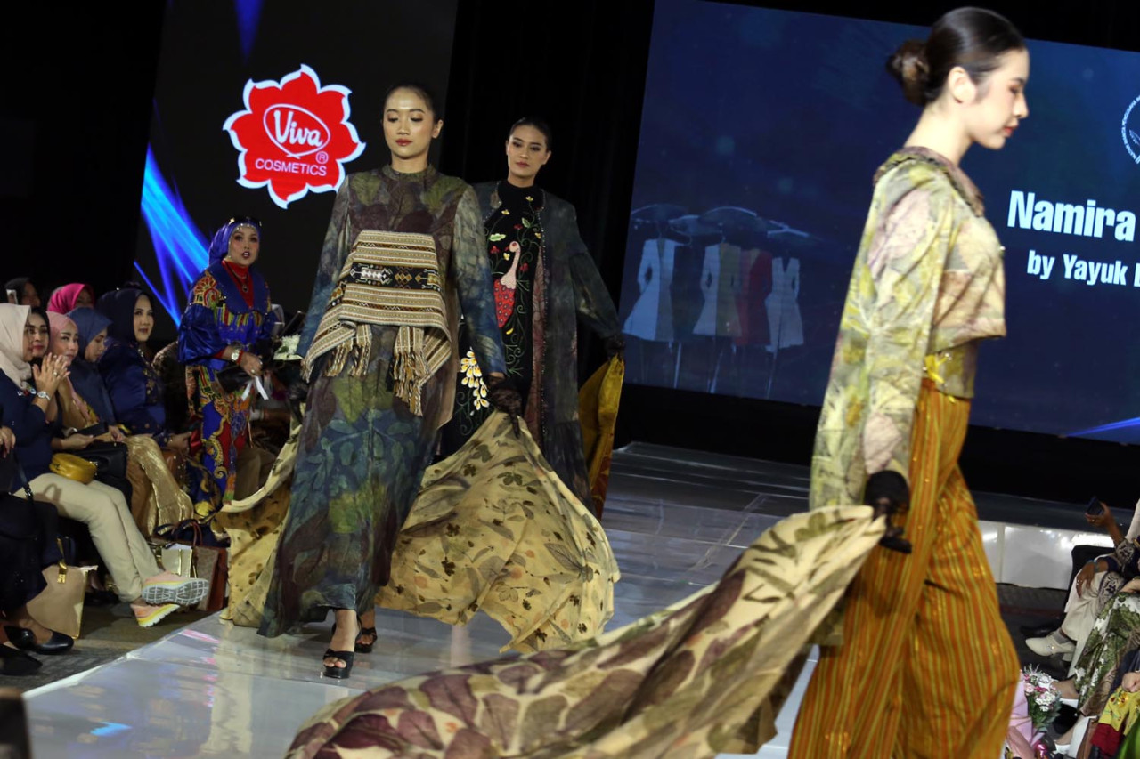 Model memamerkan koleksi Namira Ecoprint by Yayuk Eko Agustin di IWAPI Fashion Runway. Koleksi ini menampilkan desain ecoprint yang unik dan ramah lingkungan, dengan sentuhan etnik yang kuat. (Foto: Ali Masduki/jatimnow.com)