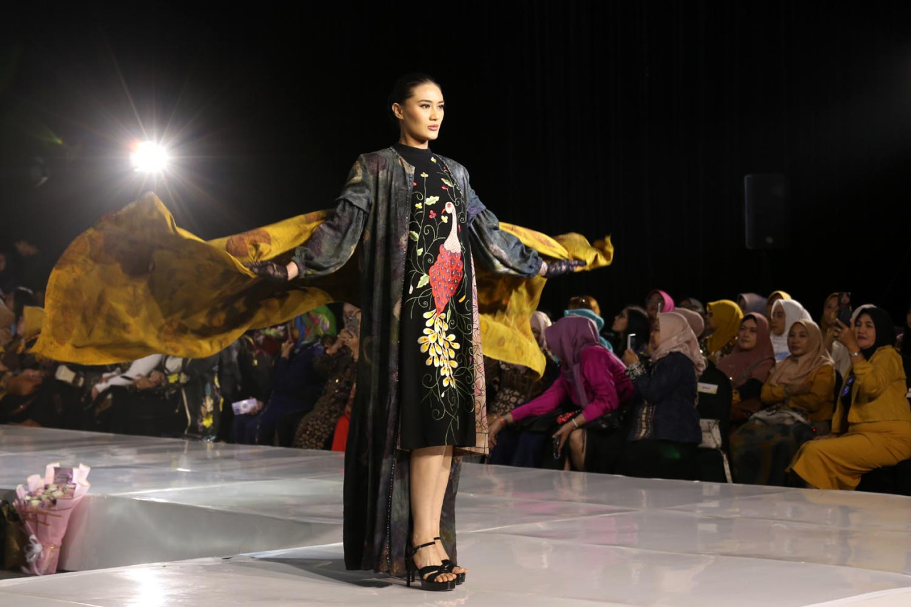Model memamerkan koleksi Namira Ecoprint by Yayuk Eko Agustin di IWAPI Fashion Runway. Koleksi ini menampilkan desain ecoprint yang unik dan ramah lingkungan, dengan sentuhan etnik yang kuat. (Foto: Ali Masduki/jatimnow.com)