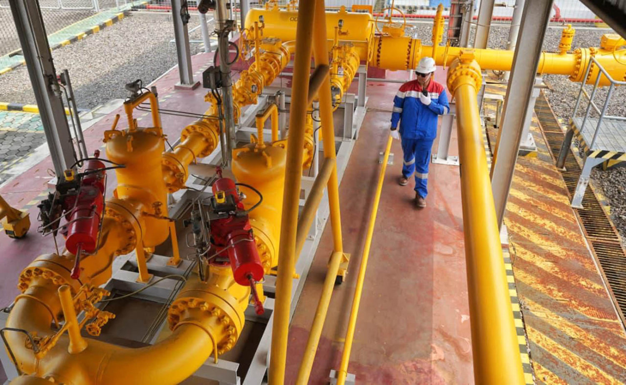 Petugas melakukan pengecekan di Offtake Tandes, Surabaya. Infrastruktur ini beroperasi 24 jam untuk memastikan keandalan distribusi gas bumi. (Foto: PGN for JatimNow.com)