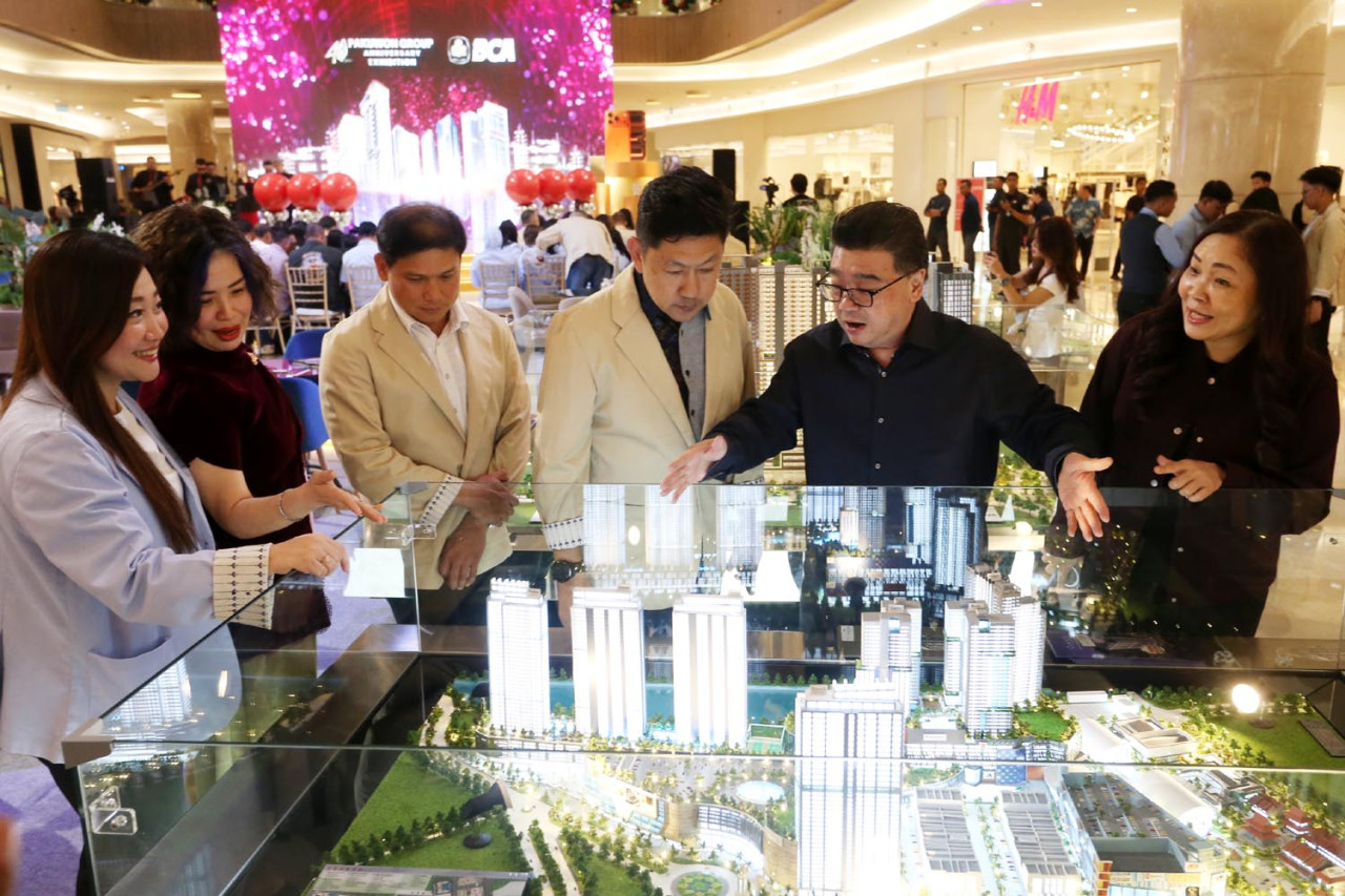 Direktur Marketing Pakuwon Group, Sutandi Purnomosidi, memaparkan maket proyek Pakuwon Group dalam pembukaan Pakuwon Group Anniversary Exhibition 2025. (Foto: Ali Masduki/jatimnow.com)