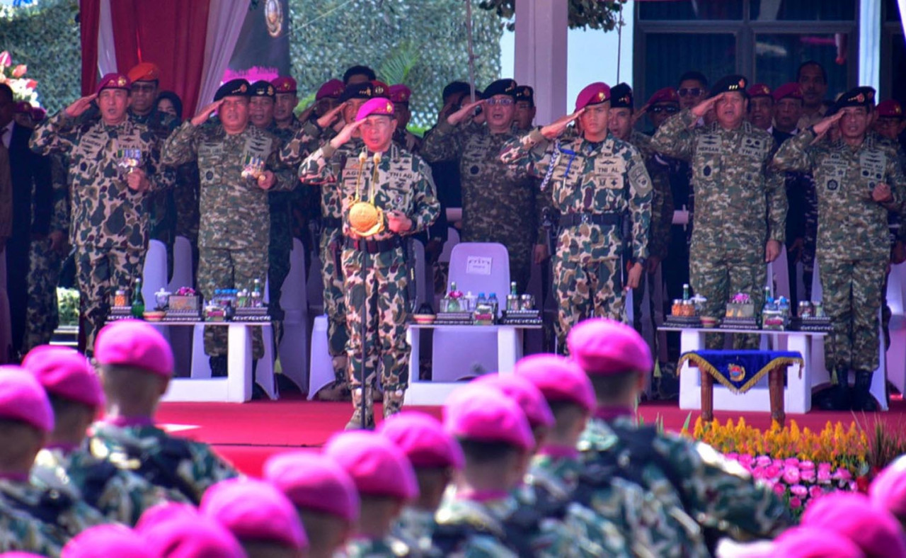 Panglima TNI Jenderal Agus Subiyanto (tengah) memberikan penghormatan saat Upacara Peringatan HUT ke-80 Korps Marinir di Jakarta, Senin (17/11/2025). Jenderal Agus Subiyanto resmi menjadi warga kehormatan Korps Marinir pada kesempatan tersebut. (Foto: Ainul Yakin for JatimNow.com)