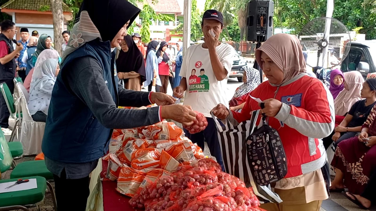 Foto: Warga berbelanja di operasi pasar murah yang digelar Pemkab Trenggalek. (Bramanta/jatimnow.com)
