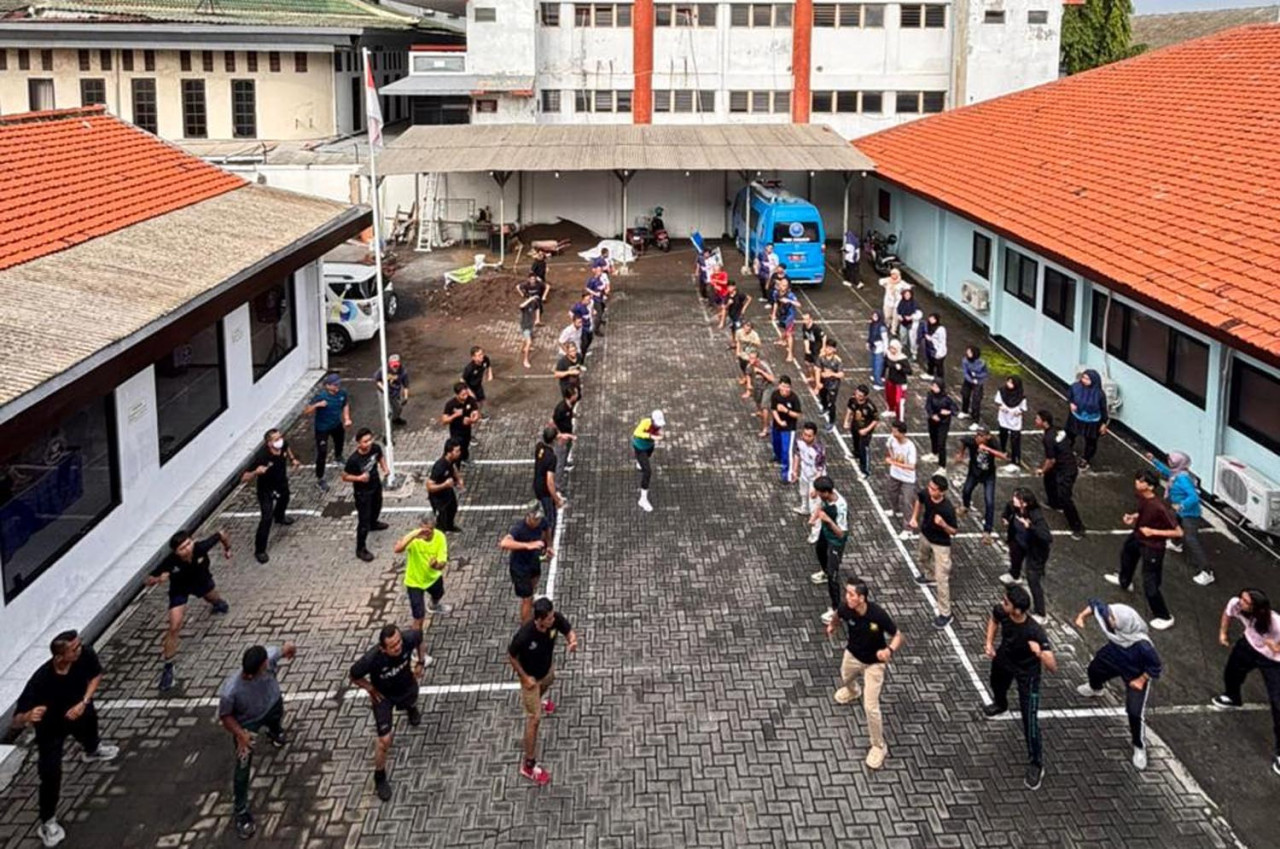Pasien rehabilitasi BNN mengikuti senam bersama  Hotel Santika Pandegiling Surabaya. (Foto/jatimnow.com)