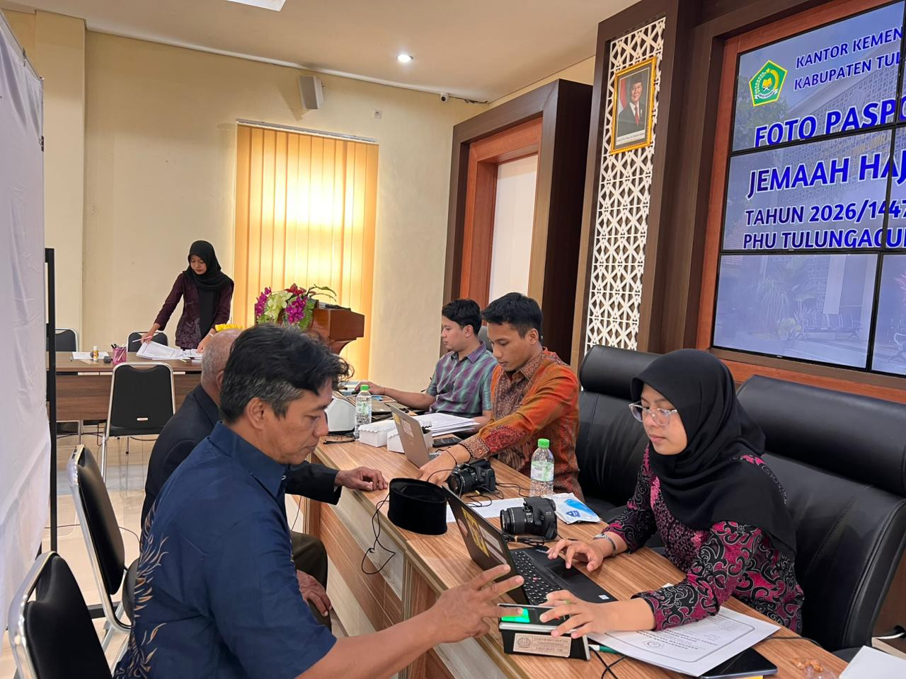 Foto: Pelayanan pembuatan paspor haji yang dilakukan Kantor Imigrasi Blitar. (Imigrasi Blitar/jatimnow.com)
