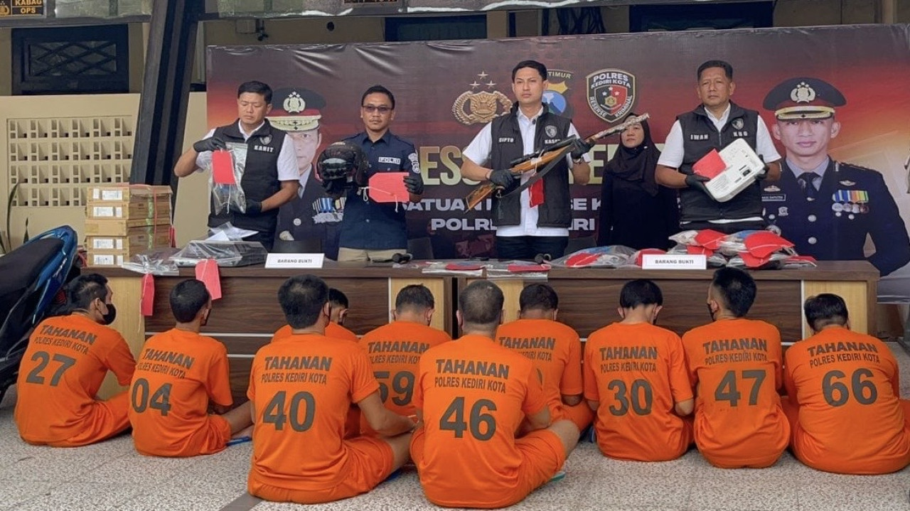 Sepuluh tersangka yang berhasil diamankan Satreskrim Polres Kediri Kota selama dua pekan dalam Operasi Sikat Semeru. (Foto: Yanuar Dedy/jatimnow.com)