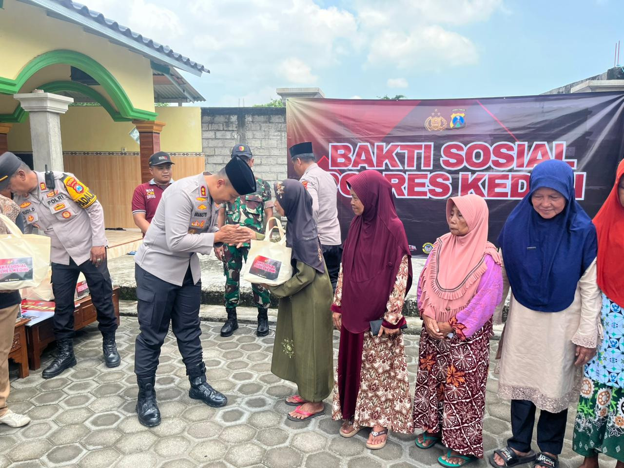 Foto: Polres Kediri memberikan bantuan kepada warga. (Polres Kediri/jatimnow.com)