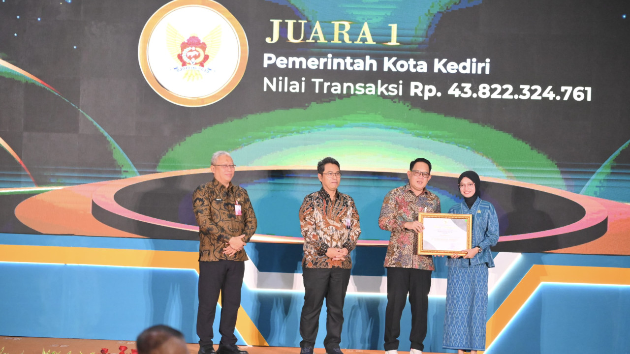 Mbak Vinanda saat menerima penghargaan. (Foto: Pemkot Kediri/jatimnow.com)