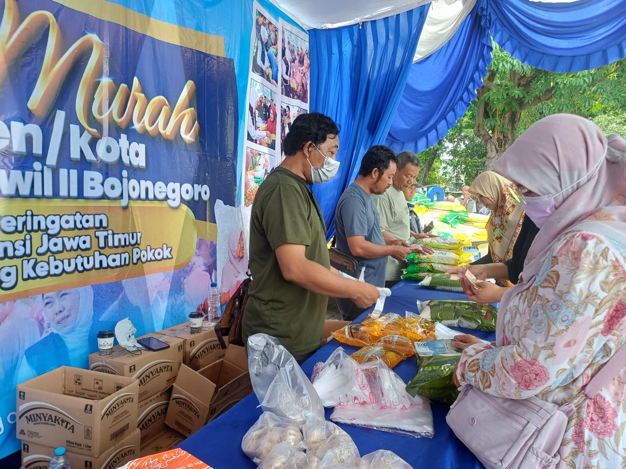 Antrean warga Lamongan mendapat sembako dari pasar murah Pemprov Jatim. (Foto: Adyad Ammy Iffansah/jatimnow.com)