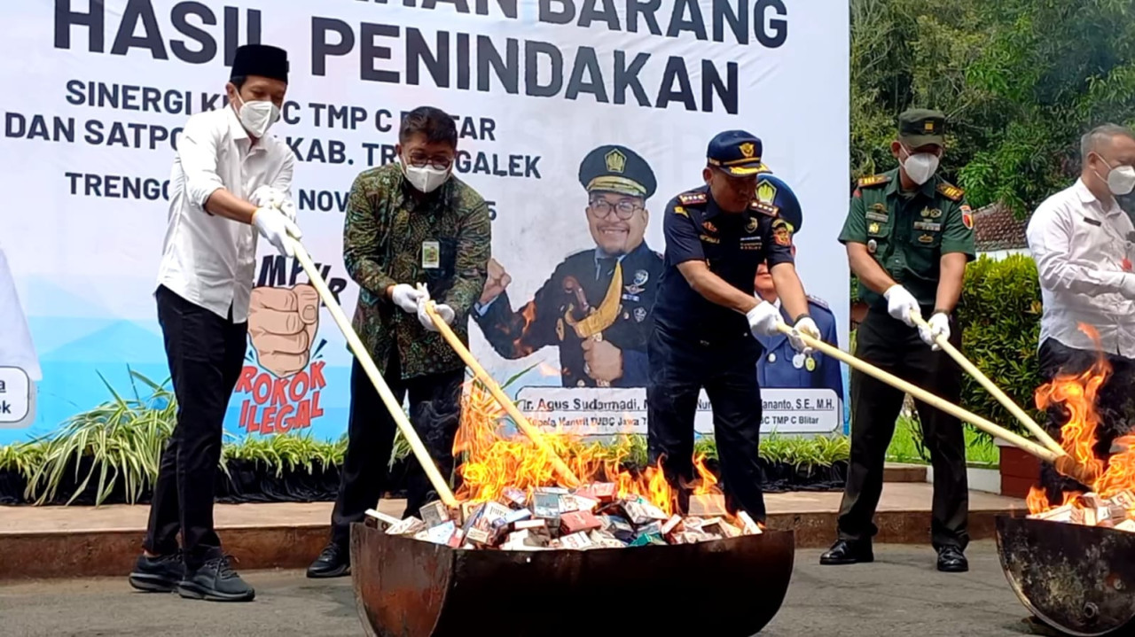 Foto: DJBC dan Pemkab Trenggalek musnahkan miras dan rokok ilegal. (Bramanta/jatimnow.com)