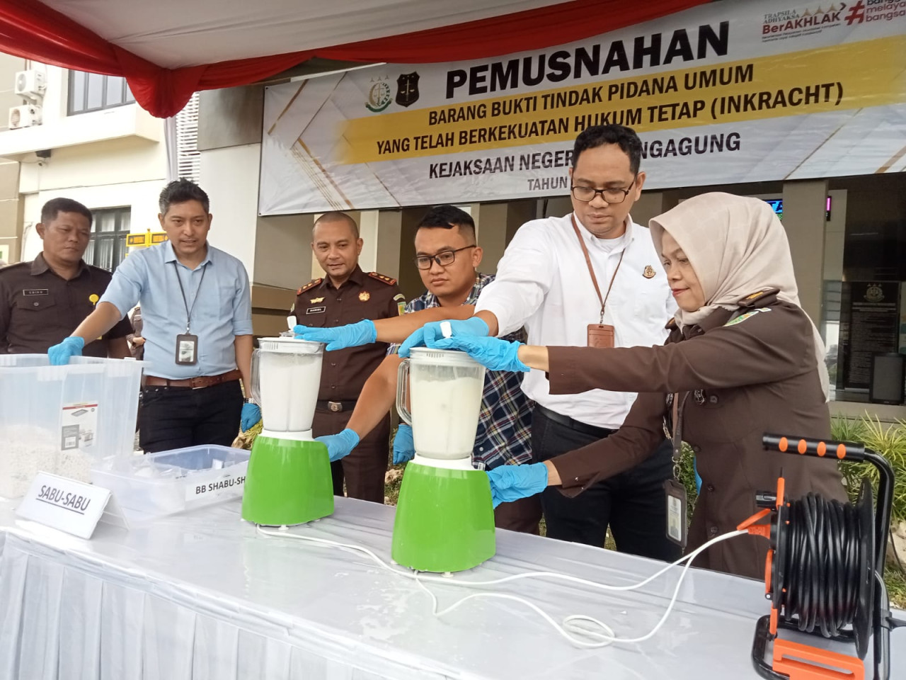 Foto: Kejari Tulungagung musnahkan barang bukti yang sudah memiliki ketetapan hukum. (Bramanta/jatimnow.com)