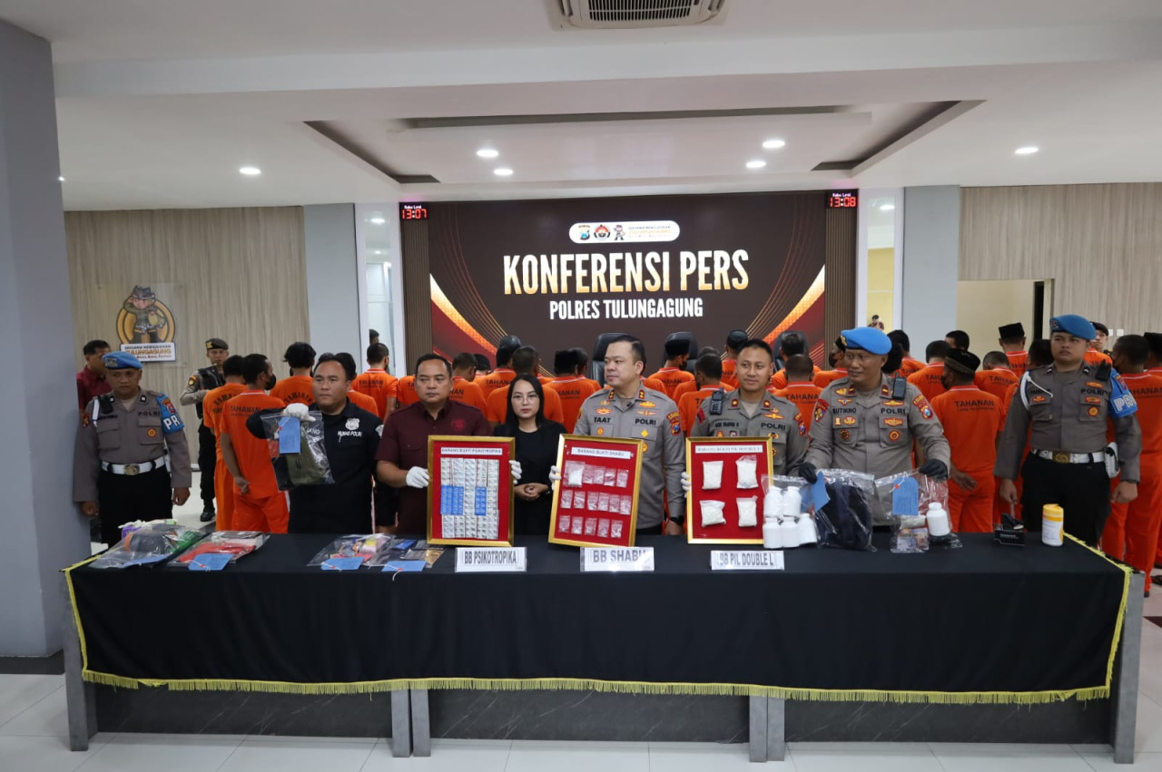 Foto: Polisi menunjukkan barang bukti pengungkapan kasus narkoba. (Bramanta/jatimnow.com)