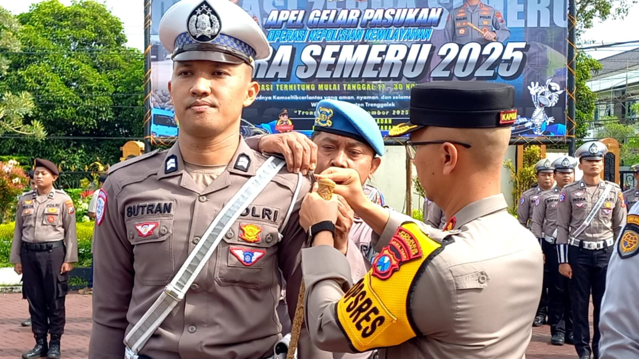 Foto: Penyematan pin tanda pelaksanaan operasi zebra semeru 2025 di Trenggalek. (Bramanta/jatimnow.com)