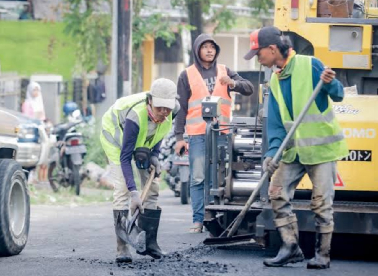 Perbaikan jalan oleh Pemkab Jember. (Foto: Sugianto/jatimnow.com)