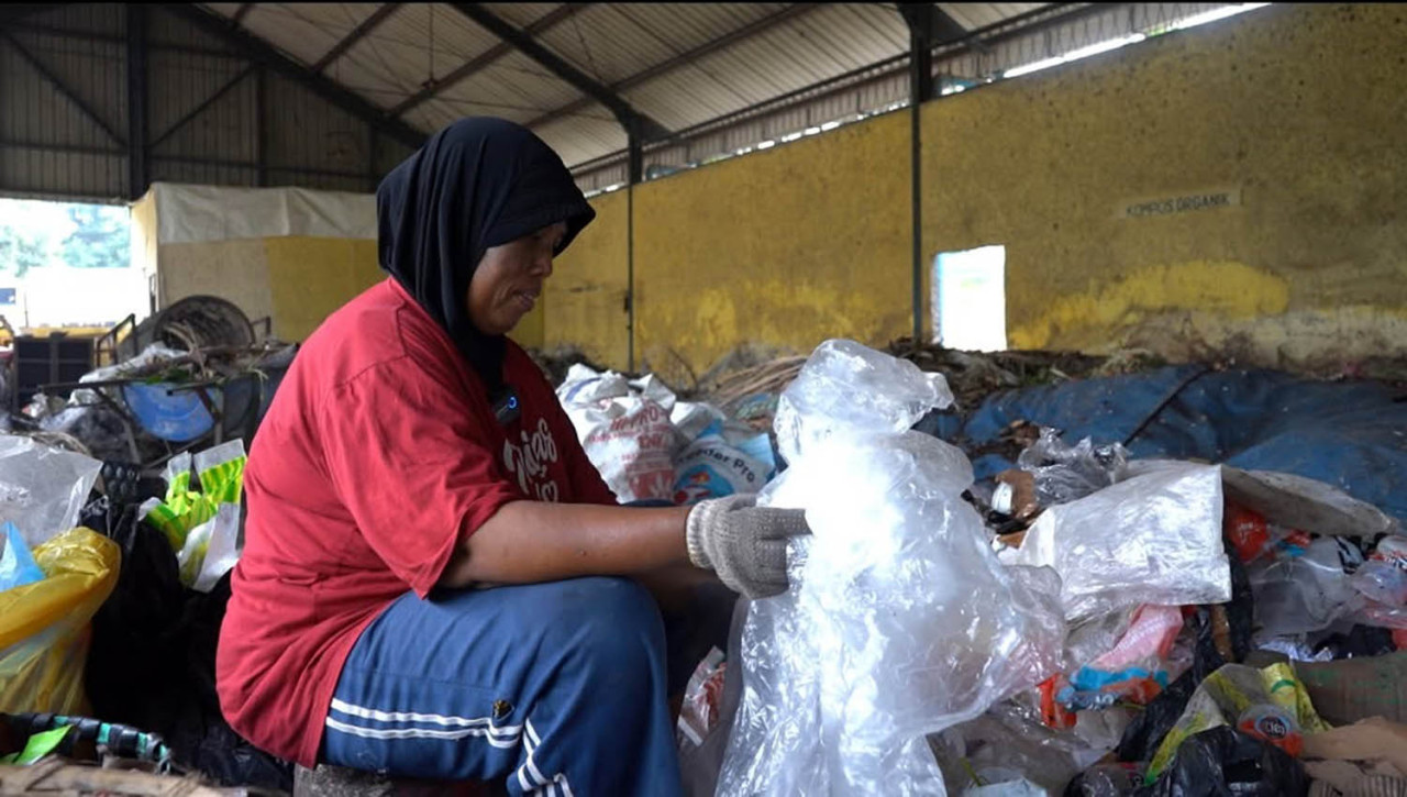 Ngeri! Perempuan Pemilah Sampah di Gresik Rentan Bahan Kimia Plastik